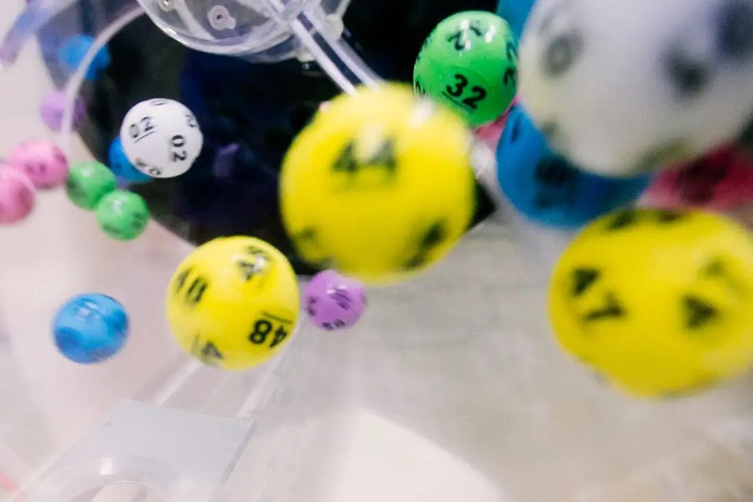 Bola-bola undian berwarna-warni berisi angka