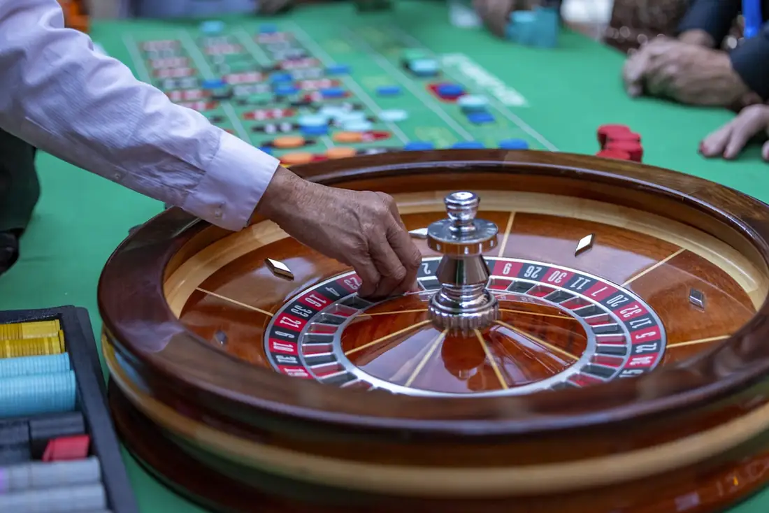 Meja roulette hijau dengan roda dan kartu