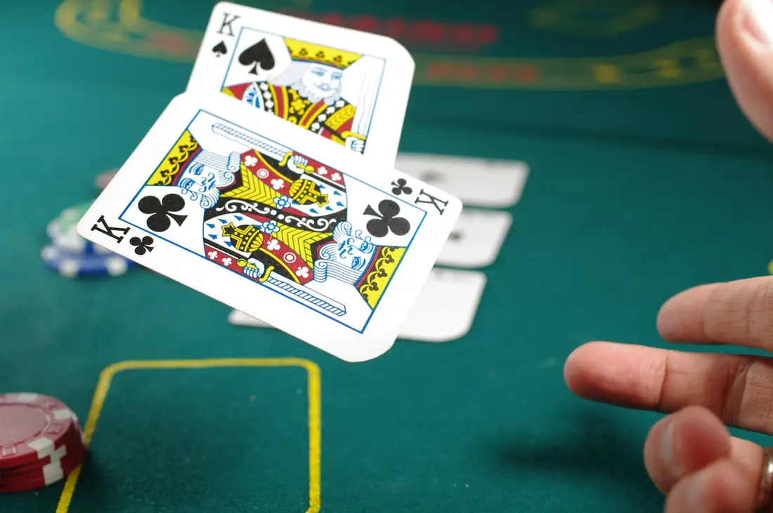 Pemain menyusun kartu poker di meja hijau