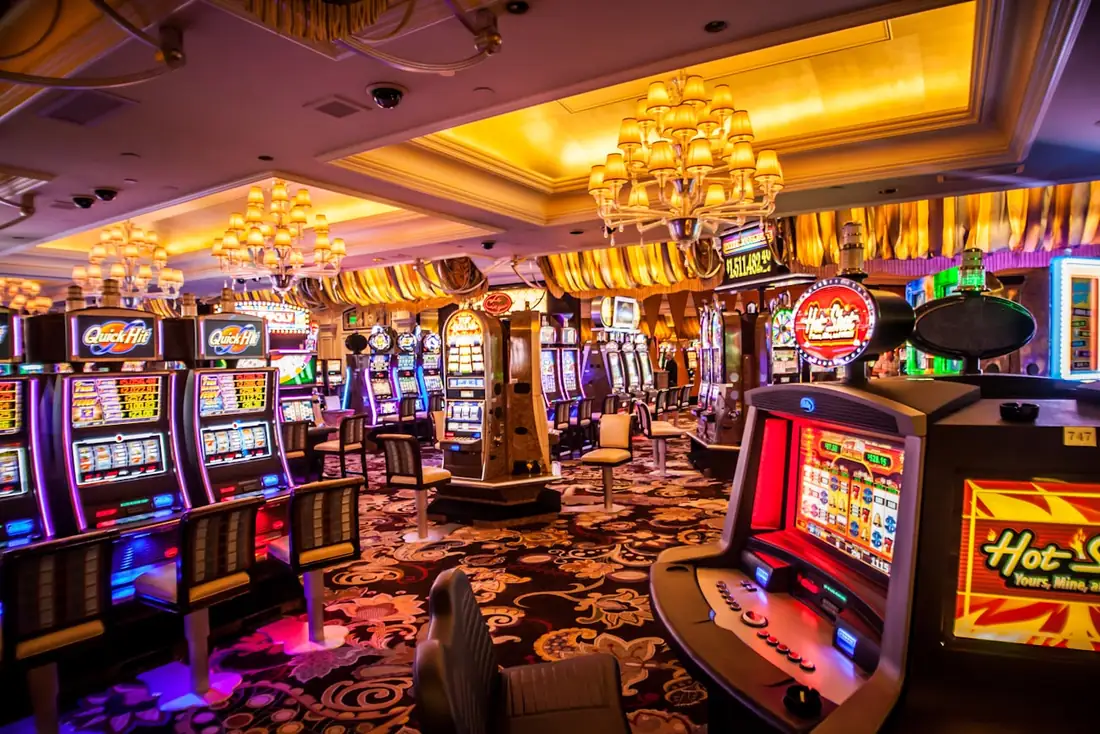 Barisan mesin slot modern dengan lampu warna-warni
